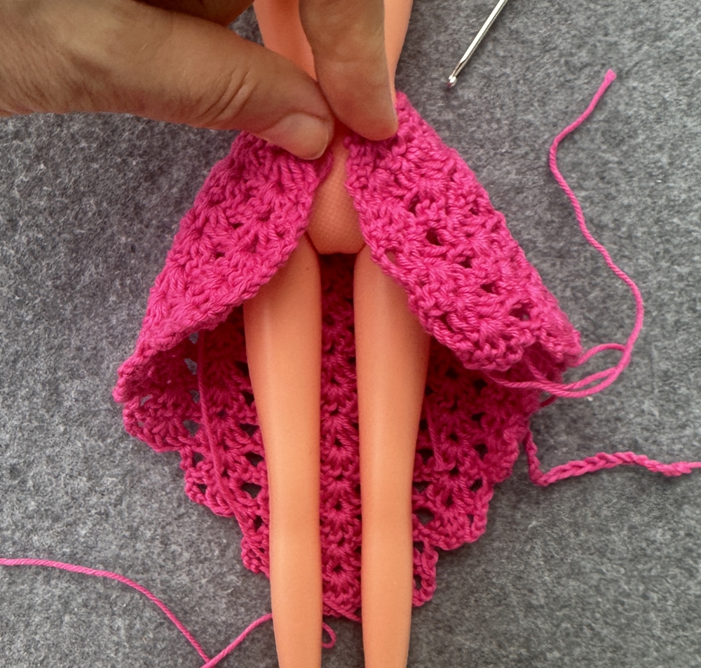 Blog-Inhaltsbild für 'Überrock oder Cape für kleine Puppen häkeln  – kostenlose Häkelanleitung'