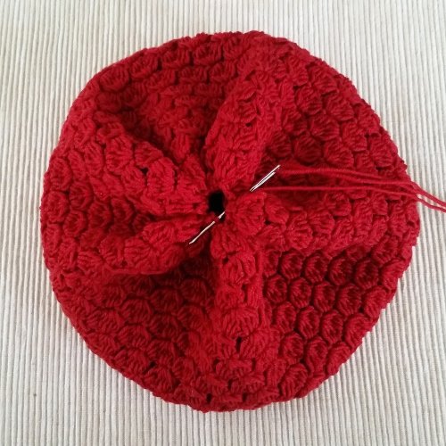 Blog-Inhaltsbild für 'Kostenlose Häkelanleitung: Feminine Slouchy-Mütze'