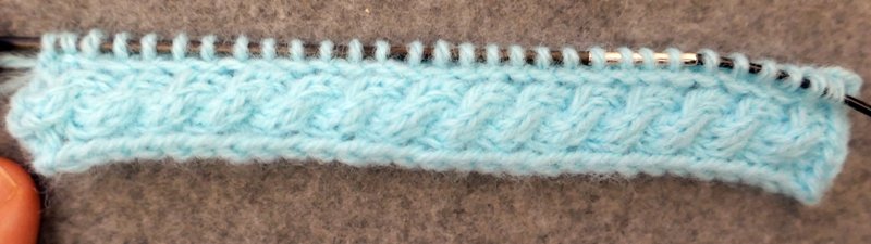 Blog-Inhaltsbild für 'Schal und Mütze für kleine Modepuppen - Kostenlose Strickanleitung'