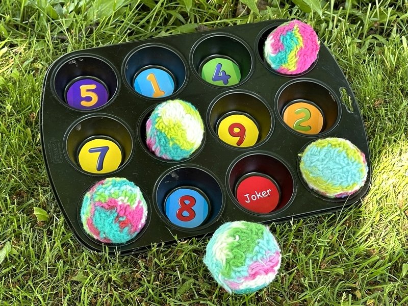 Blog-Inhaltsbild für 'Basteln mit Kindern: Spielbälle aus Filzwollresten fertigen'