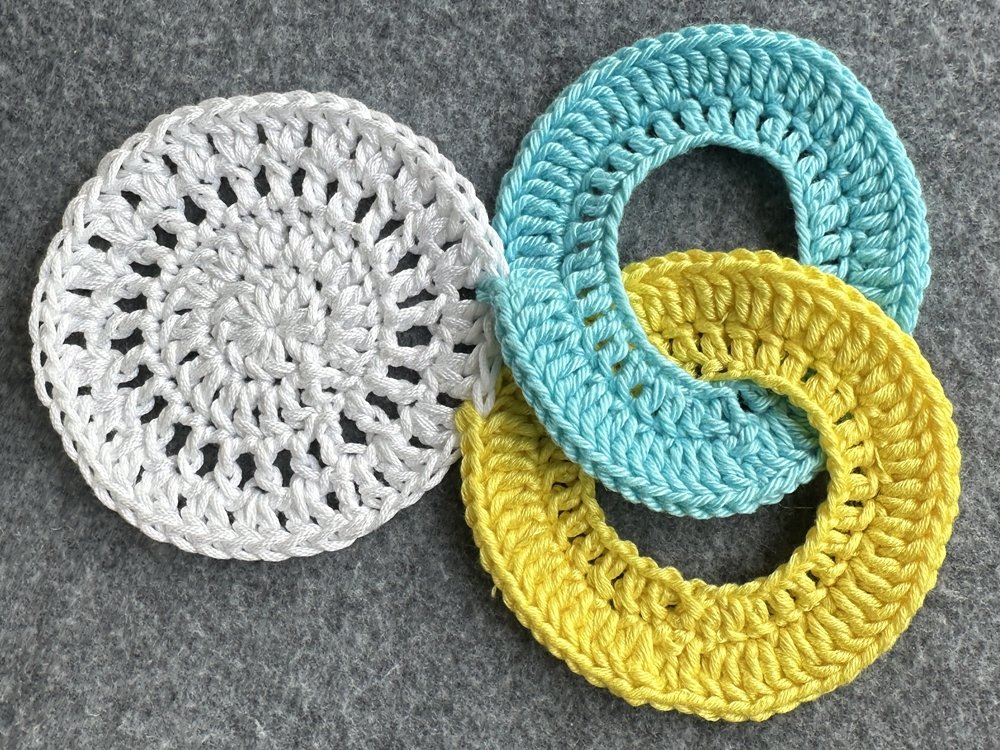 Blog-Inhaltsbild für 'Dekorativer Anhänger aus bunten Garnresten - Kostenlose Häkelanleitung'