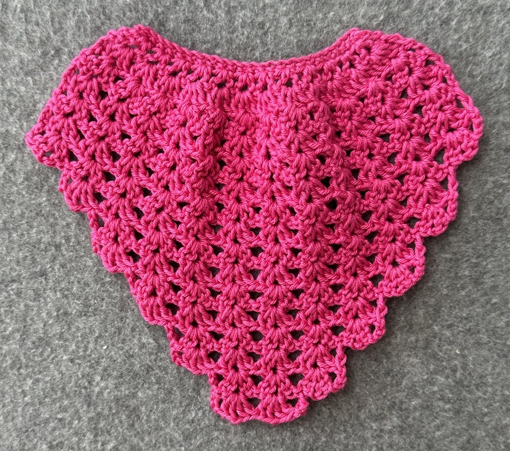 Blog-Inhaltsbild für 'Überrock oder Cape für kleine Puppen häkeln  – kostenlose Häkelanleitung'