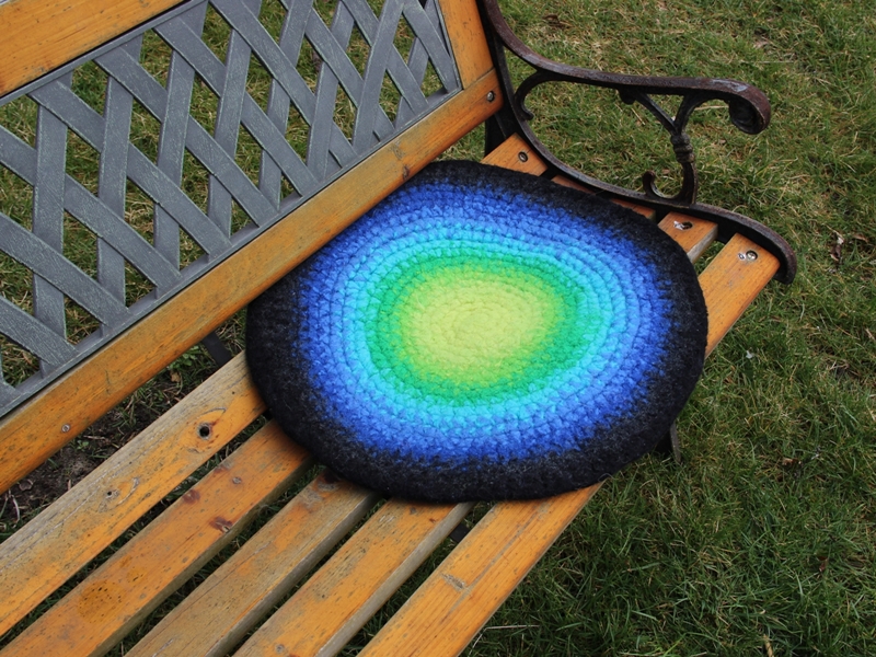 Blog-Inhaltsbild für 'Gefilztes rundes Sitzkissen aus Wollresten'