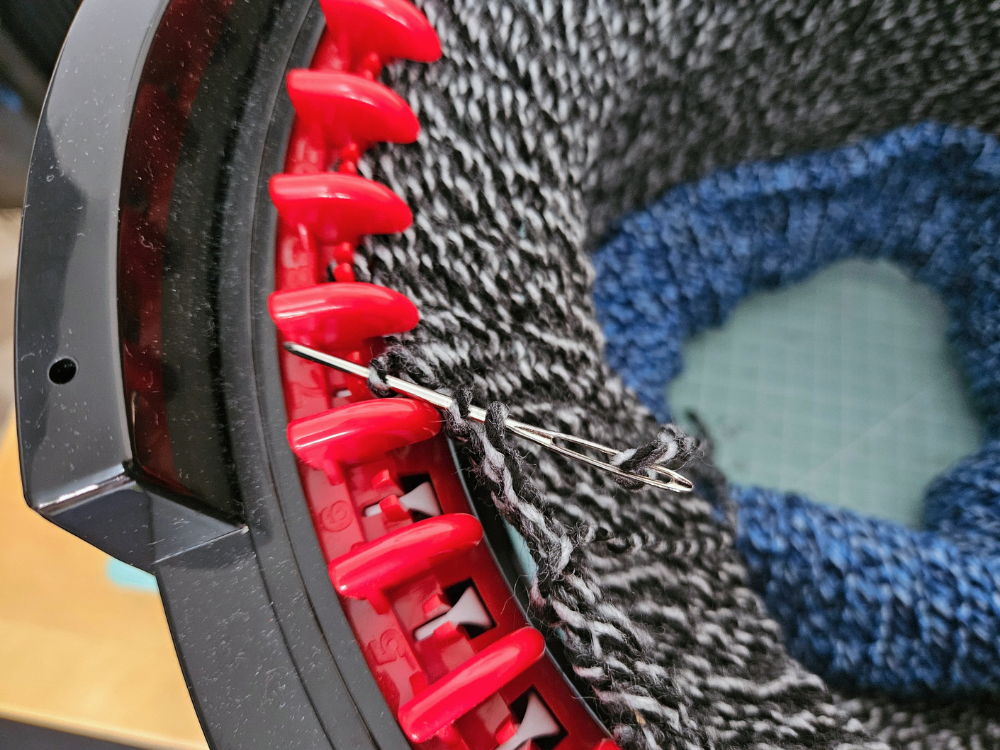 Blog-Inhaltsbild für 'Strickmühlen Praxisguide #2: Erste Projekte (Beanie & Loop)'
