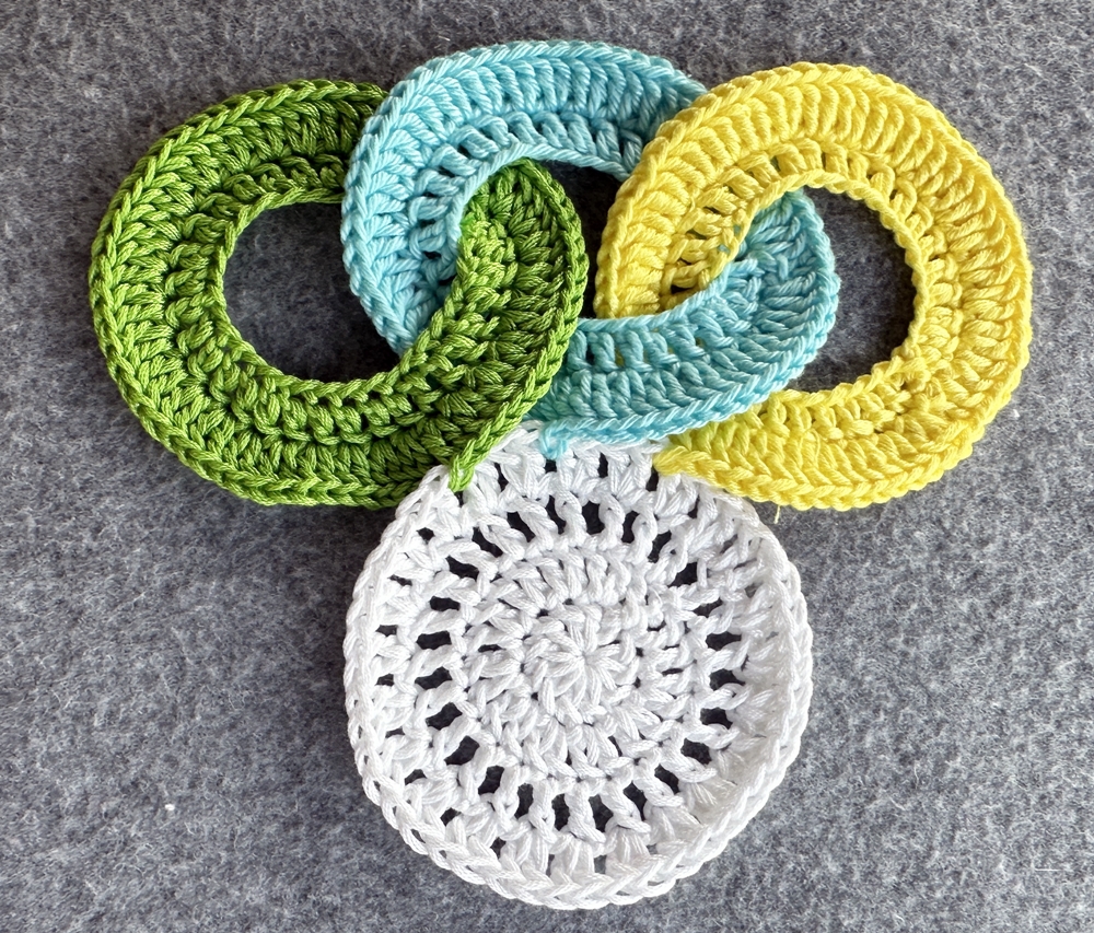 Blog-Inhaltsbild für 'Dekorativer Anhänger aus bunten Garnresten - Kostenlose Häkelanleitung'