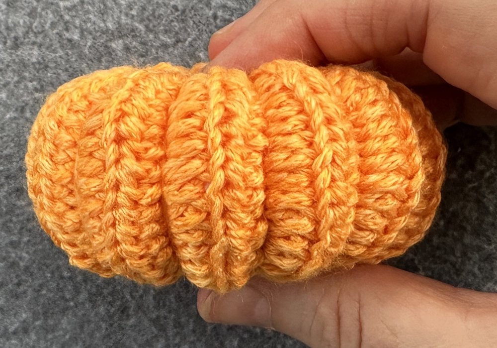 Blog-Inhaltsbild für 'Kleine Kürbisse als Schlüsselanhänger oder Taschenbaumler häkeln'