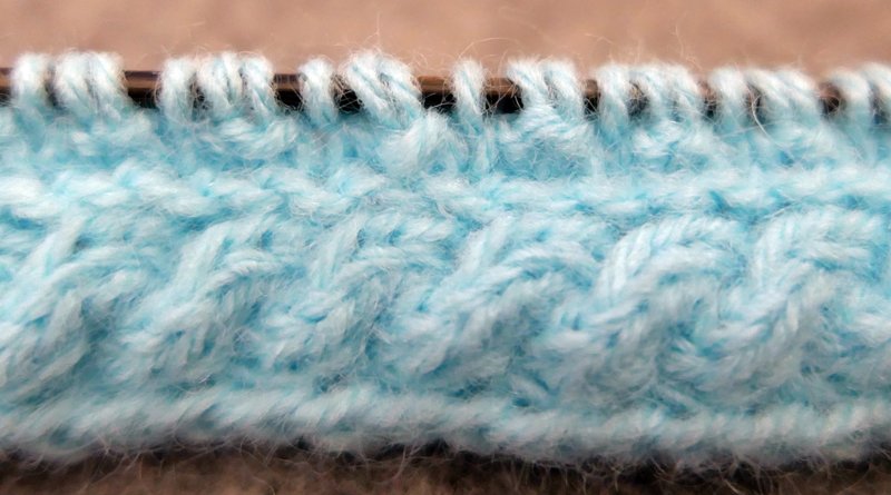 Blog-Inhaltsbild für 'Schal und Mütze für kleine Modepuppen - Kostenlose Strickanleitung'
