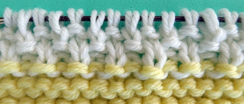 Blog-Inhaltsbild für 'Die weichste Babydecke der Welt im Mustermix - Kostenlose Strickanleitung'