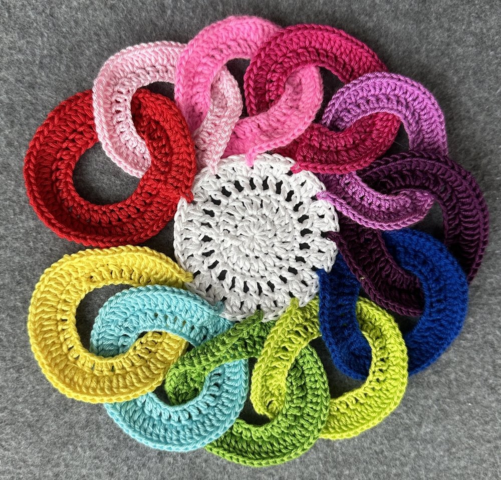 Blog-Inhaltsbild für 'Dekorativer Anhänger aus bunten Garnresten - Kostenlose Häkelanleitung'