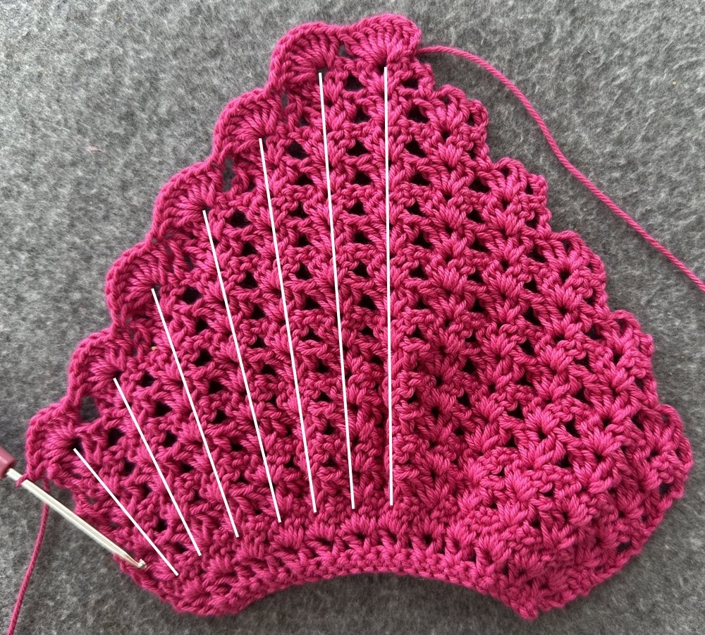 Blog-Inhaltsbild für 'Überrock oder Cape für kleine Puppen häkeln  – kostenlose Häkelanleitung'