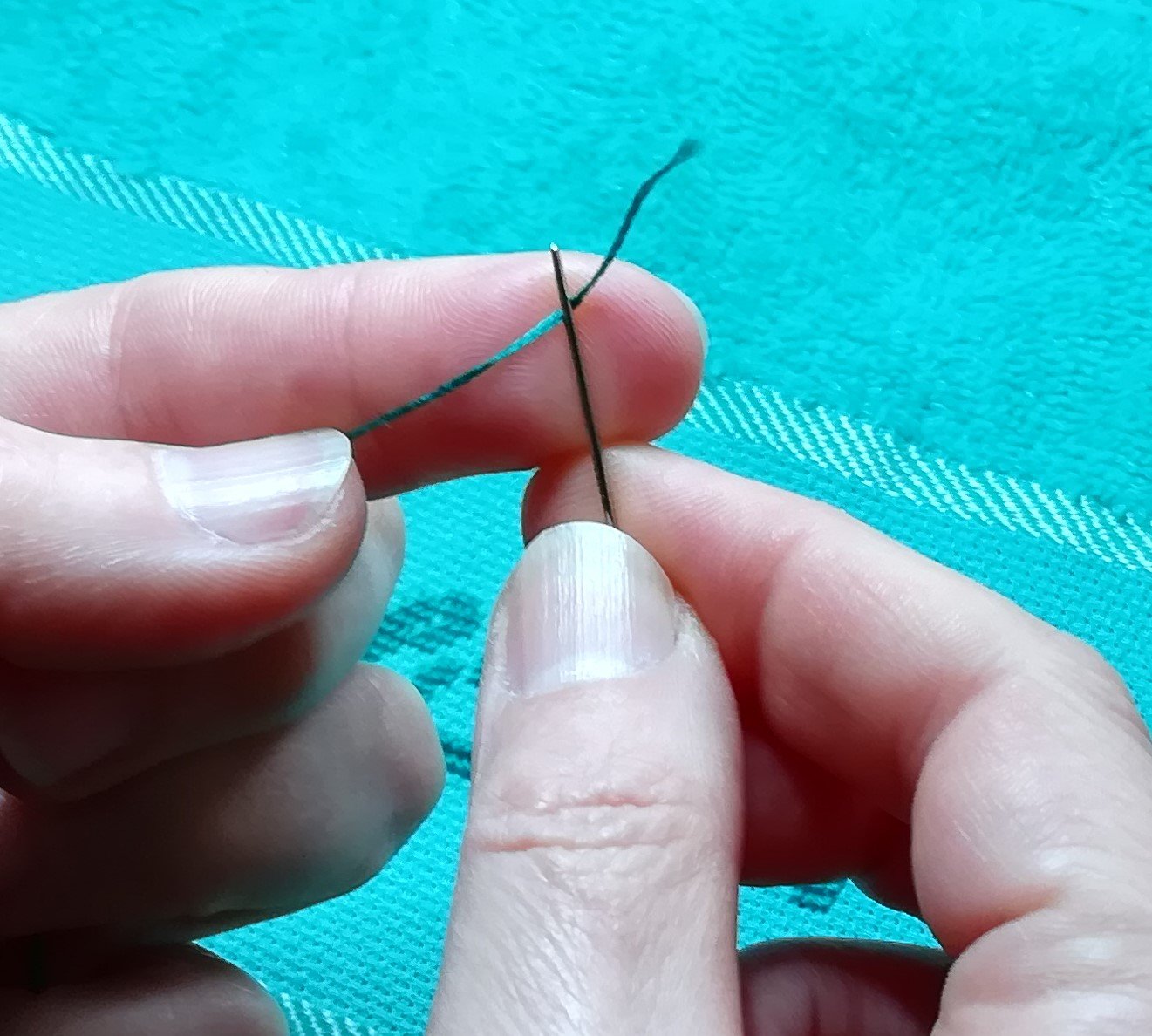 Blog-Inhaltsbild für 'Besticke mit mir ein Lätzchen und lerne dabei den Kreuzstich - Tutorial für Anfänger*innen inkl gratis Stickvorlage "Food Designer" und "Designerin"'