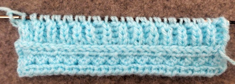 Blog-Inhaltsbild für 'Schal und Mütze für kleine Modepuppen - Kostenlose Strickanleitung'