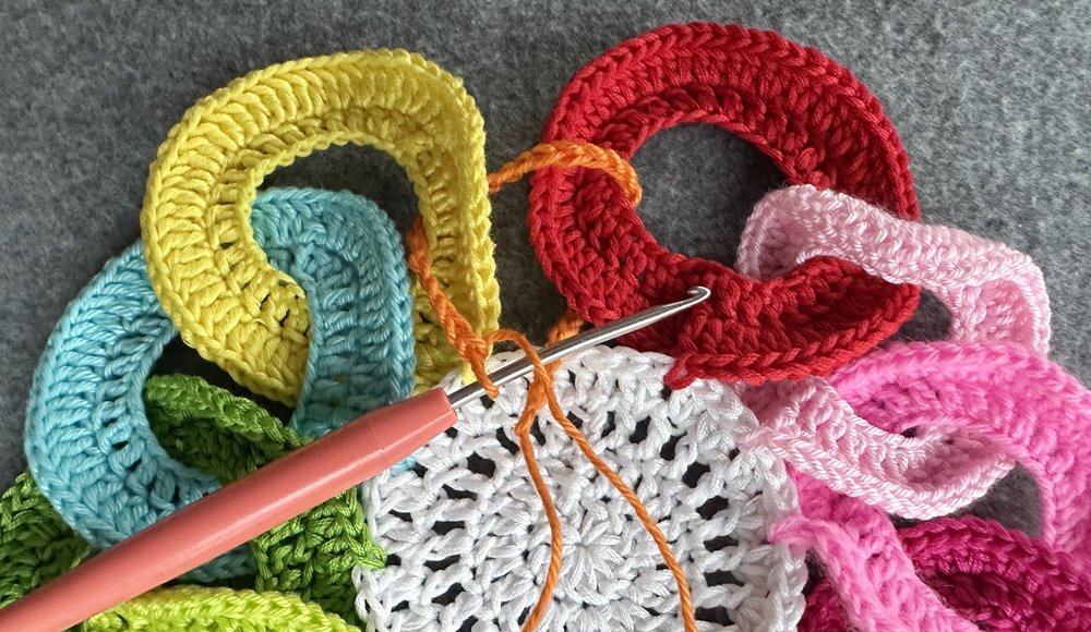 Blog-Inhaltsbild für 'Dekorativer Anhänger aus bunten Garnresten - Kostenlose Häkelanleitung'