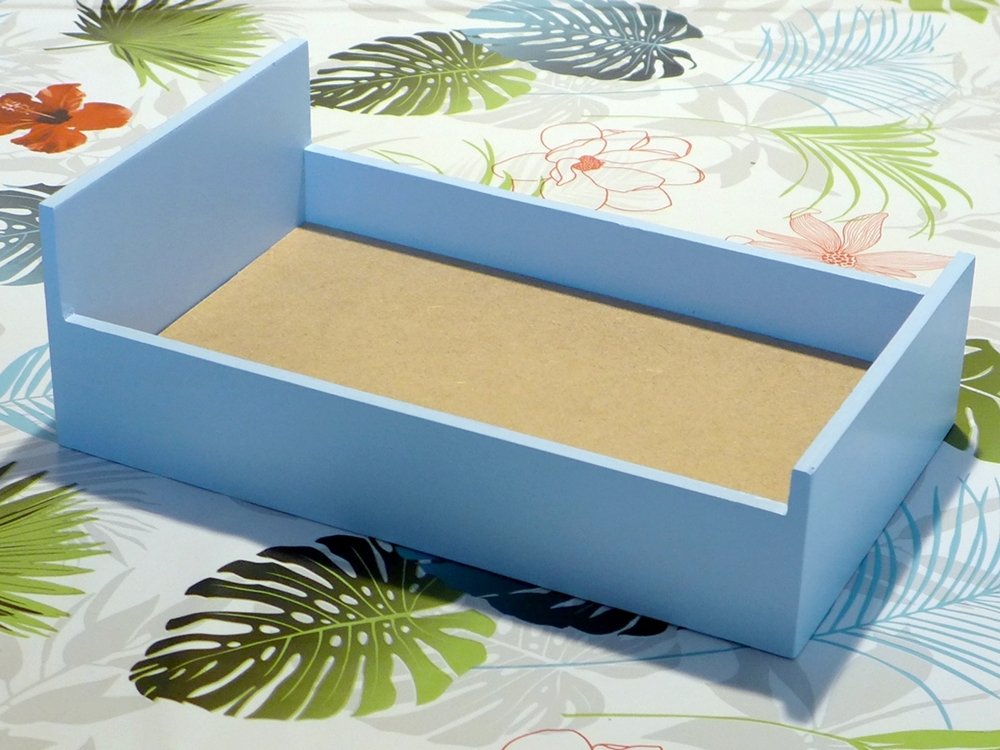 Blog-Inhaltsbild für 'Kreativ mit Holz: Wir bauen gemeinsam ein Puppenbett im Bauhausstil'