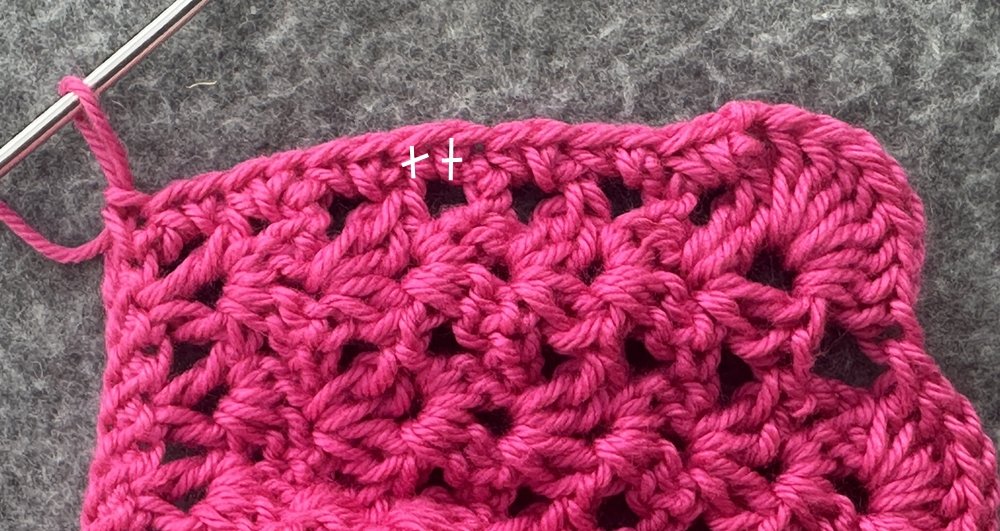 Blog-Inhaltsbild für 'Überrock oder Cape für kleine Puppen häkeln  – kostenlose Häkelanleitung'