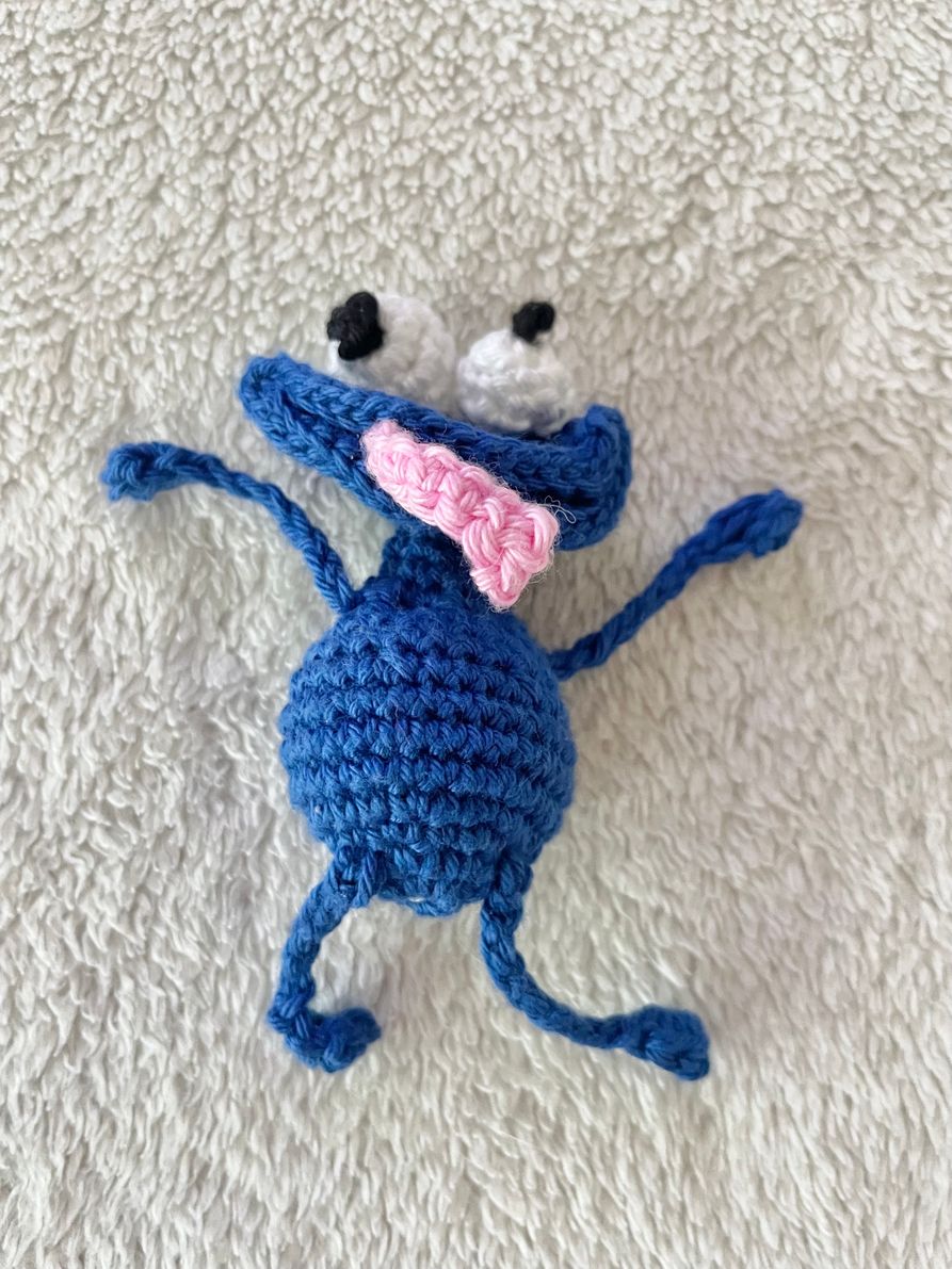 Blog-Inhaltsbild für '„Blauer Amigurumi-Held: Häkelanleitung für Kopf, Körper & Zubehör“'