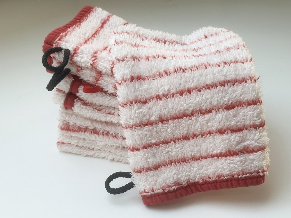 Blog-Inhaltsbild für 'Aus Alt mach Neu: Waschhandschuhe aus altem Bademantel nähen'