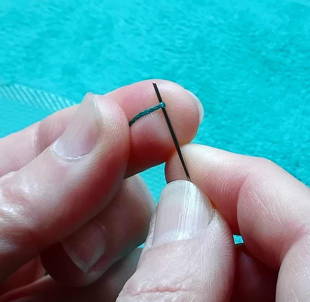 Blog-Inhaltsbild für 'Besticke mit mir ein Lätzchen und lerne dabei den Kreuzstich - Tutorial für Anfänger*innen inkl gratis Stickvorlage "Food Designer" und  "Designerin"'