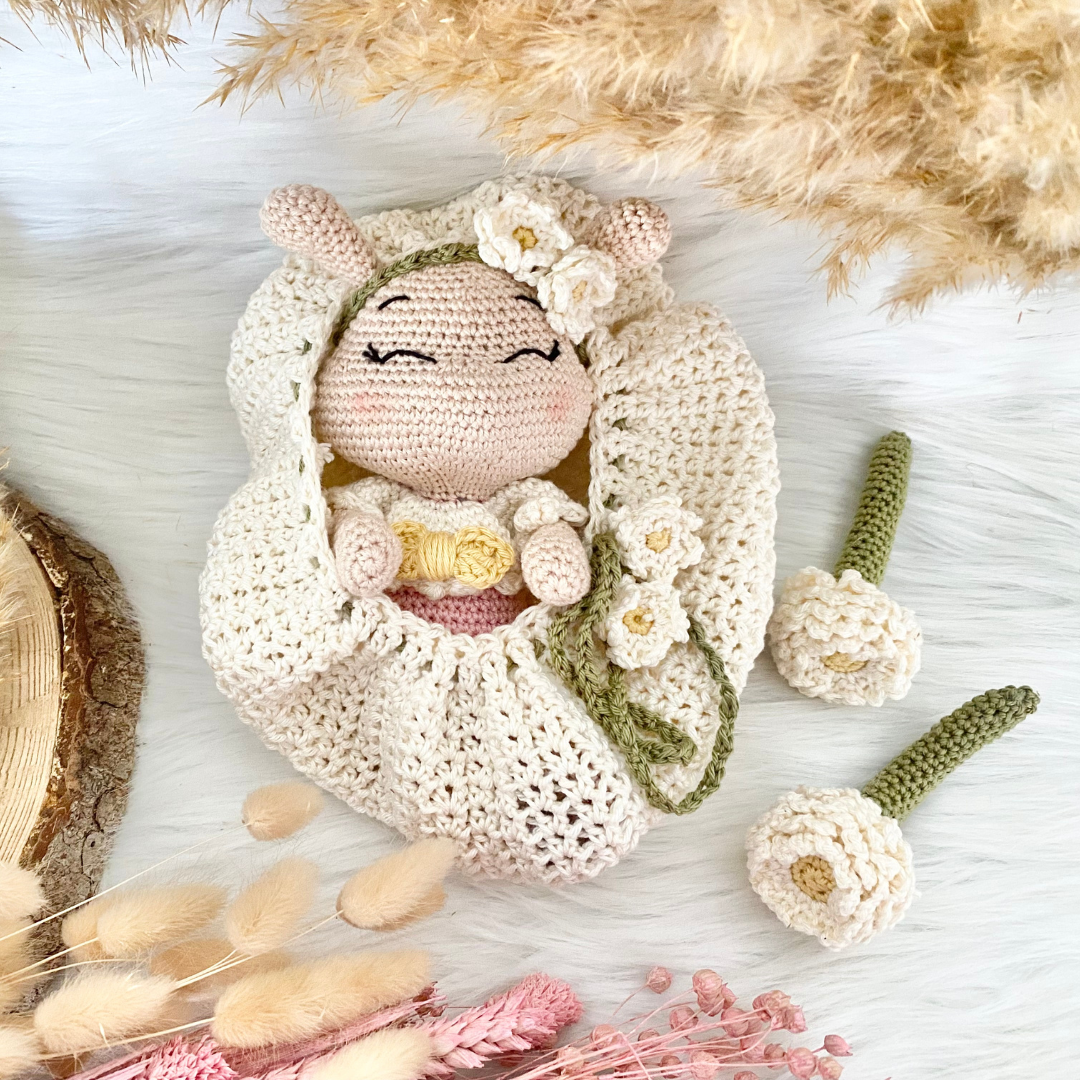 Blog-Inhaltsbild für 'Kokon und Flügel für die Raupe Bellis, kostenlose Häkelanleitung von Wolldiamant'