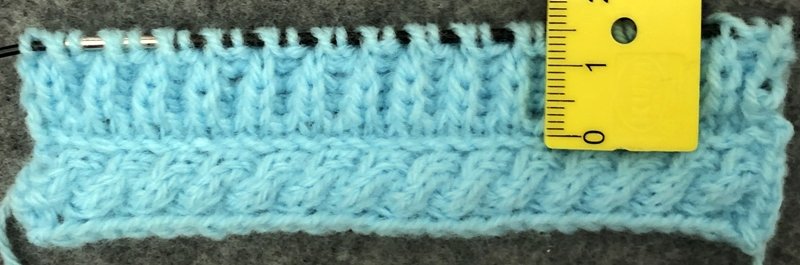 Blog-Inhaltsbild für 'Schal und Mütze für kleine Modepuppen - Kostenlose Strickanleitung'