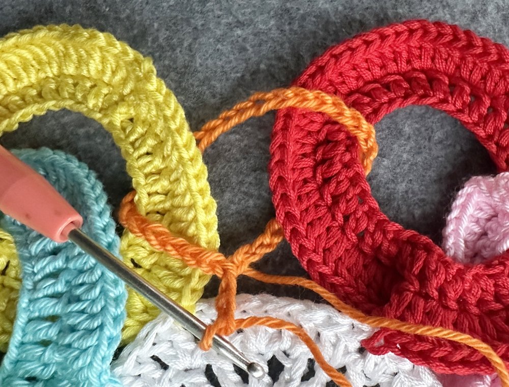 Blog-Inhaltsbild für 'Dekorativer Anhänger aus bunten Garnresten - Kostenlose Häkelanleitung'