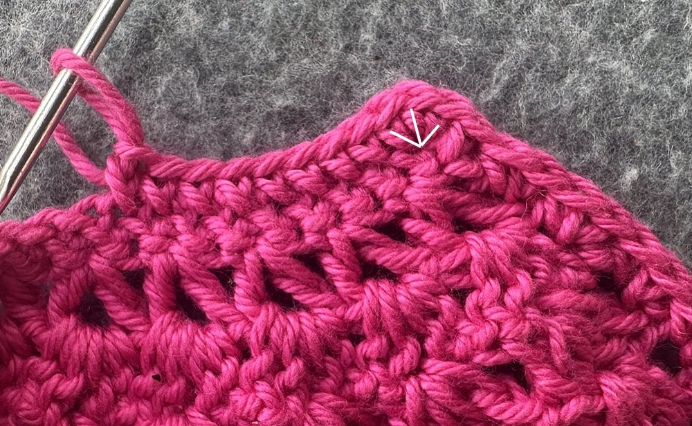 Blog-Inhaltsbild für 'Überrock oder Cape für kleine Puppen häkeln  – kostenlose Häkelanleitung'