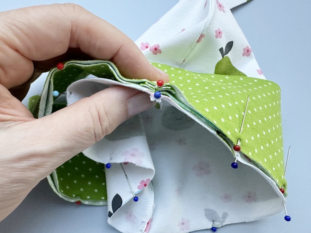 Blog-Inhaltsbild für 'Niedliche Mützen für Babys und Kleinkinder - Kostenlose Schritt-für-Schritt-Nähanleitung'