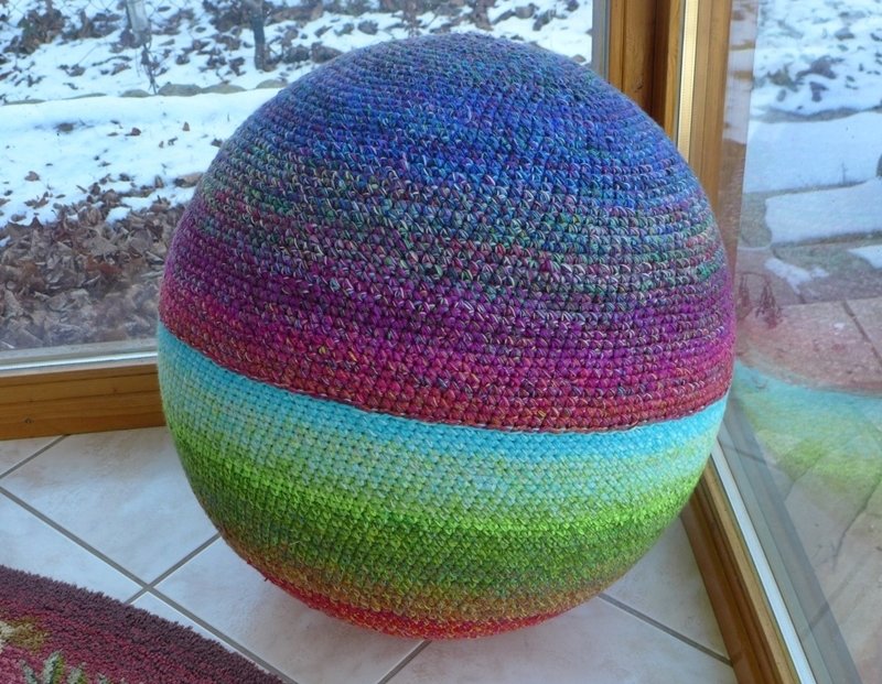 Blog-Inhaltsbild für 'Kostenlose Häkelanleítung Bezug für Sitzball aus Wollresten'