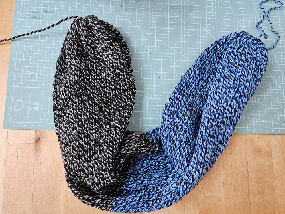 Blog-Inhaltsbild für 'Strickmühlen Praxisguide #2: Erste Projekte (Beanie & Loop)'
