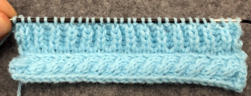 Blog-Inhaltsbild für 'Schal und Mütze für kleine Modepuppen - Kostenlose Strickanleitung'