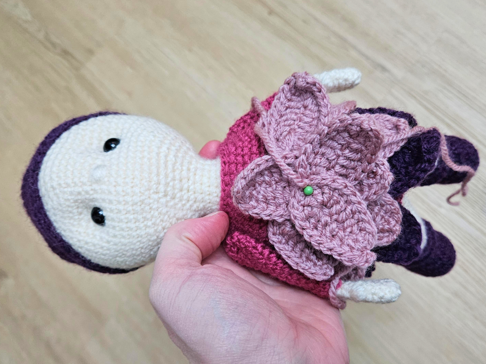 Blog content image for 'Free crochet pattern: Christmas Elf Poinsettia'