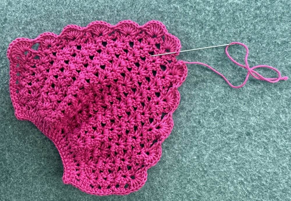 Blog-Inhaltsbild für 'Überrock oder Cape für kleine Puppen häkeln  – kostenlose Häkelanleitung'