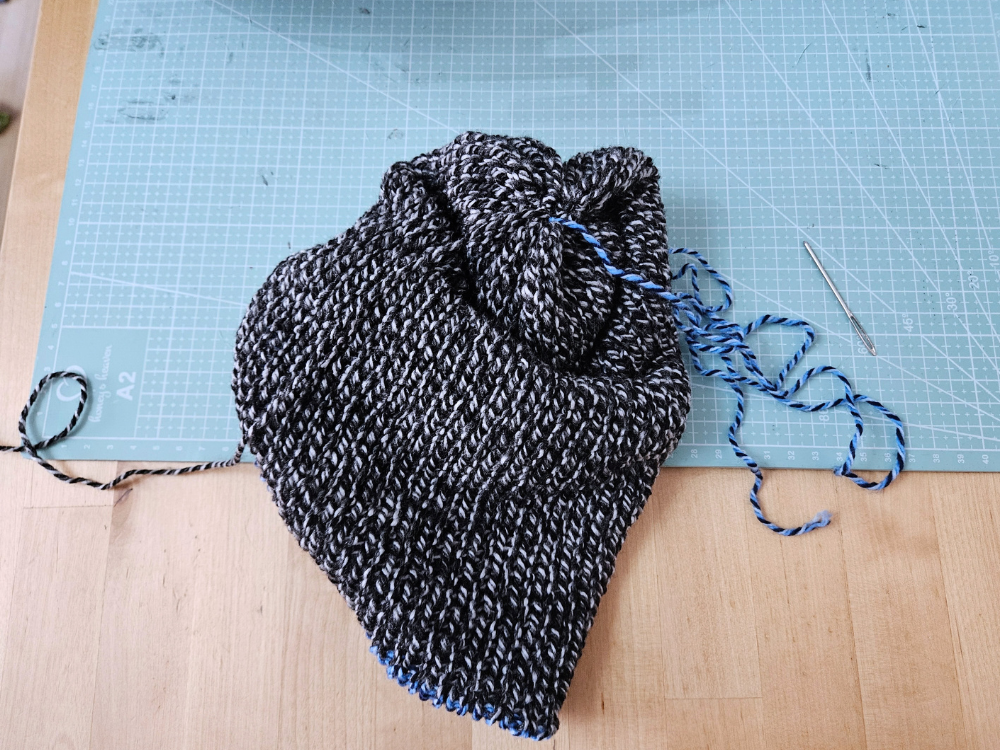 Blog-Inhaltsbild für 'Strickmühlen Praxisguide #2: Erste Projekte (Beanie & Loop)'