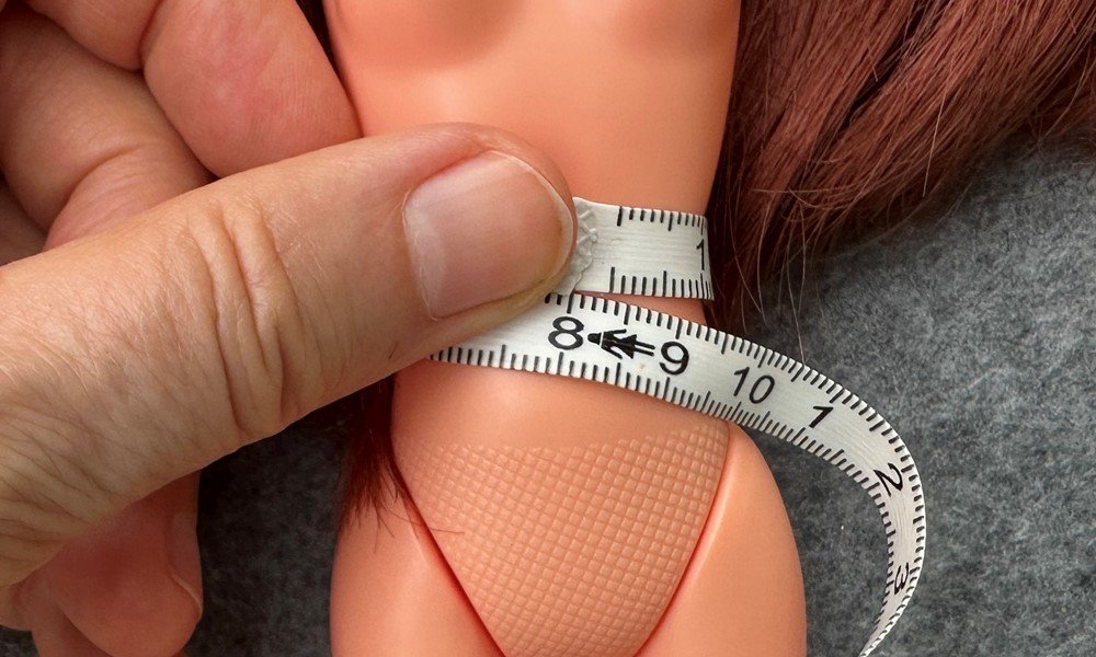 Blog-Inhaltsbild für 'Überrock oder Cape für kleine Puppen häkeln  – kostenlose Häkelanleitung'