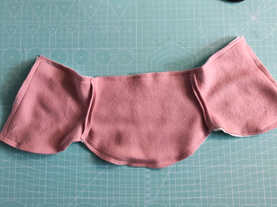 Blog-Inhaltsbild für 'Kostenloses DIY: Schneller Schalkragen für Babys und Kleinkinder für dehn- und nicht-dehnbare Stoffe'