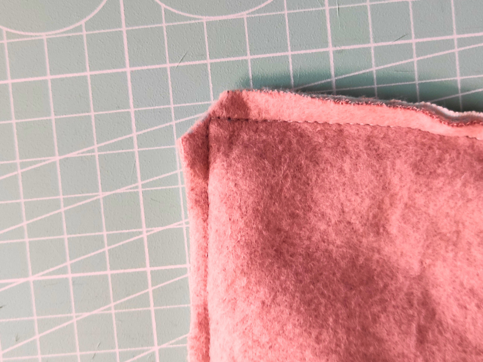 Blog-Inhaltsbild für 'Kostenloses DIY: Schneller Schalkragen für Babys und Kleinkinder für dehn- und nicht-dehnbare Stoffe'