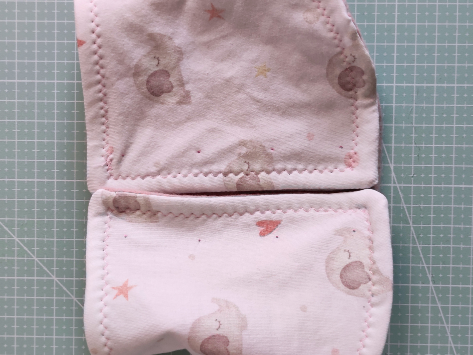 Blog-Inhaltsbild für 'Kostenloses DIY: Schneller Schalkragen für Babys und Kleinkinder für dehn- und nicht-dehnbare Stoffe'