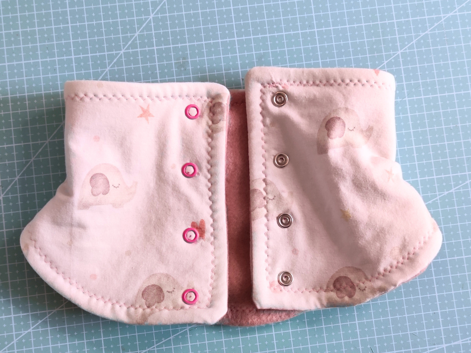 Blog-Inhaltsbild für 'Kostenloses DIY: Schneller Schalkragen für Babys und Kleinkinder für dehn- und nicht-dehnbare Stoffe'