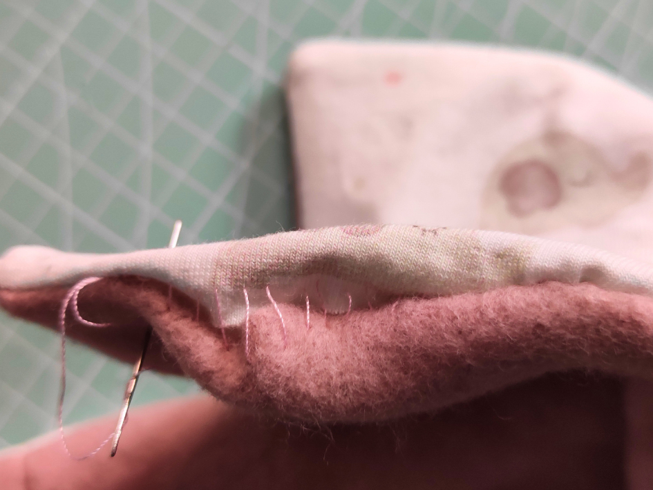 Blog-Inhaltsbild für 'Kostenloses DIY: Schneller Schalkragen für Babys und Kleinkinder für dehn- und nicht-dehnbare Stoffe'