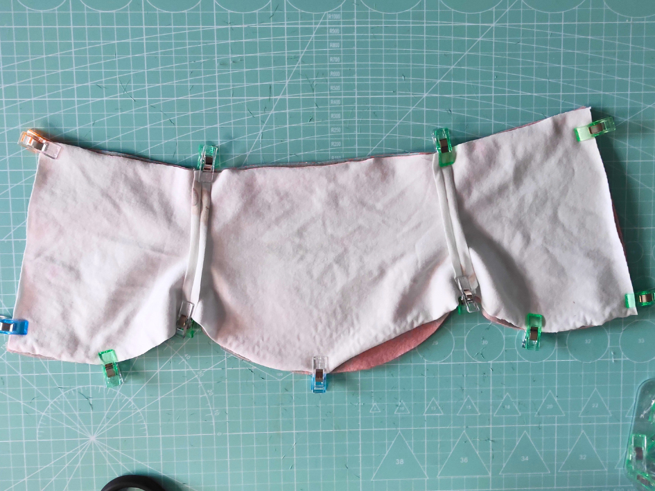 Blog-Inhaltsbild für 'Kostenloses DIY: Schneller Schalkragen für Babys und Kleinkinder für dehn- und nicht-dehnbare Stoffe'