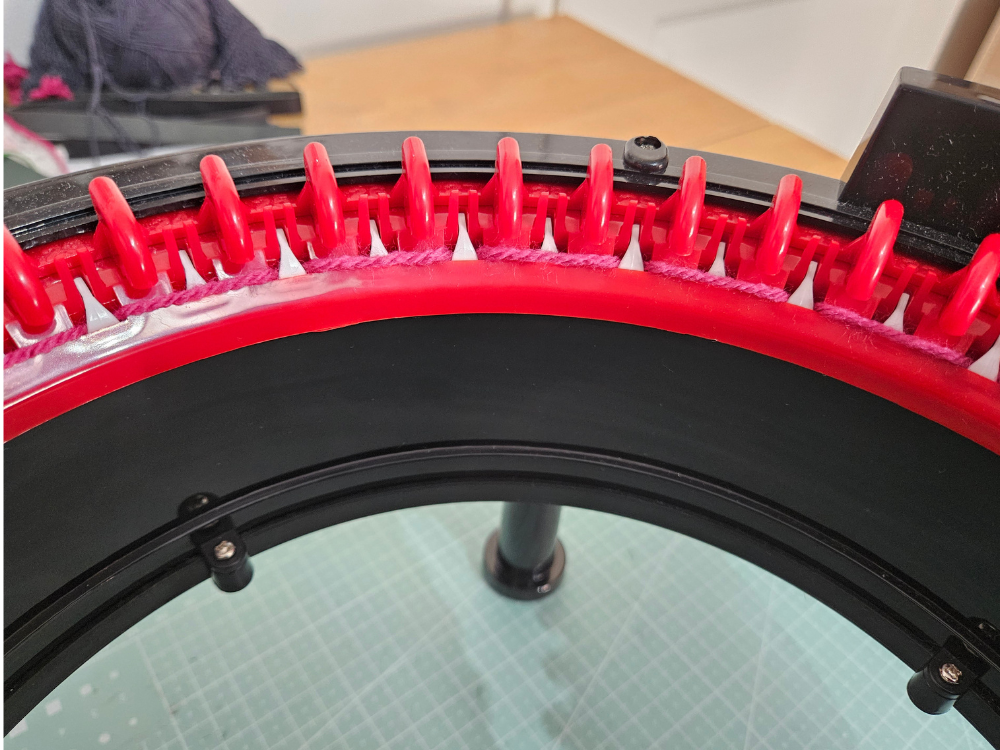 Blog-Inhaltsbild für 'Strickmühlen Praxisguide #2: Erste Projekte (Beanie & Loop)'