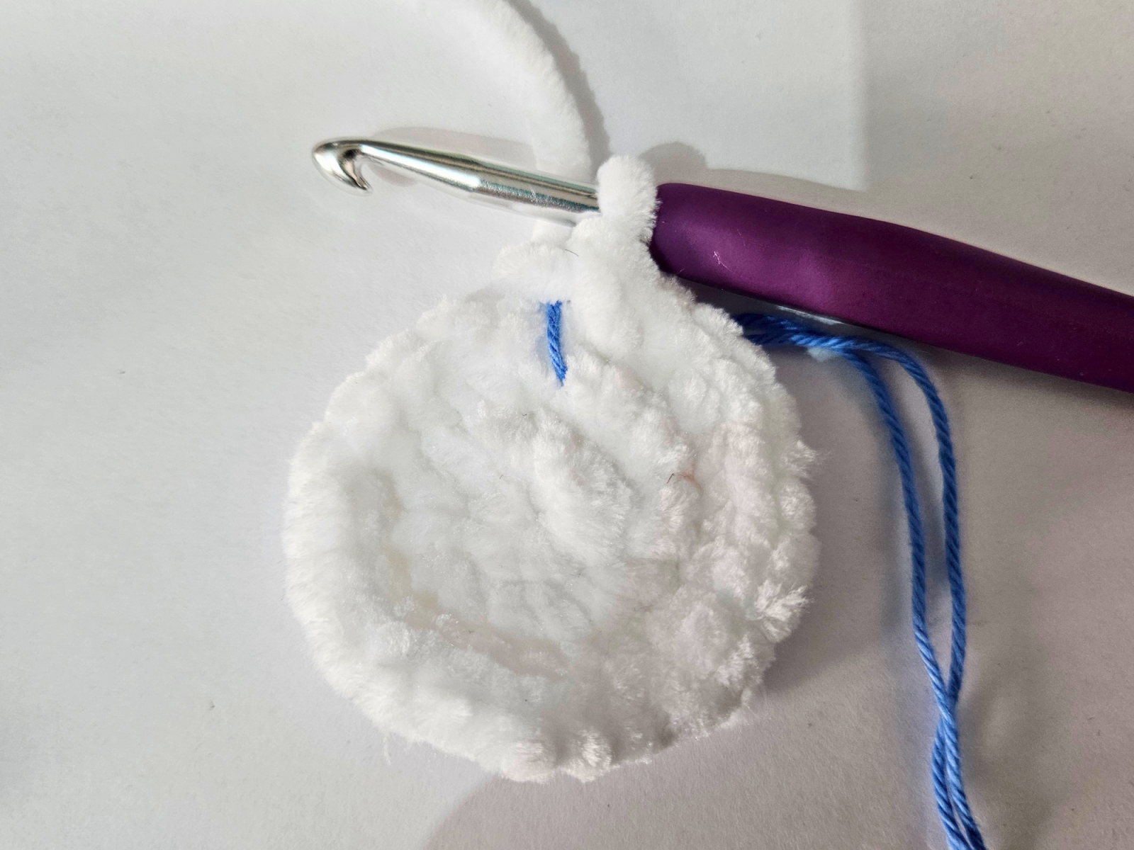 Blog-Inhaltsbild für 'Sakura häkeln – weiche Kirschblüte aus Chenillegarn'