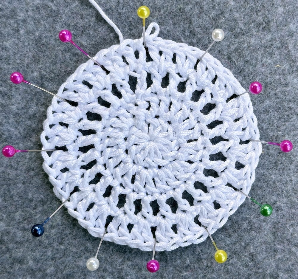 Blog-Inhaltsbild für 'Dekorativer Anhänger aus bunten Garnresten - Kostenlose Häkelanleitung'