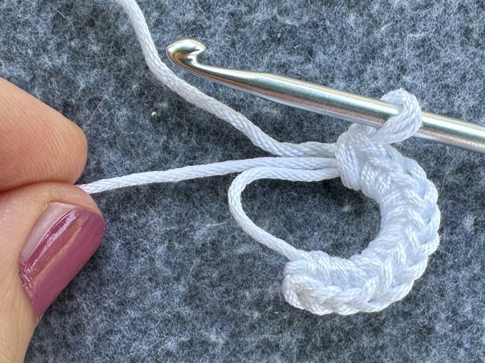 Blog-Inhaltsbild für '3D-Blüte - Schnell aus Garnresten gehäkelt'