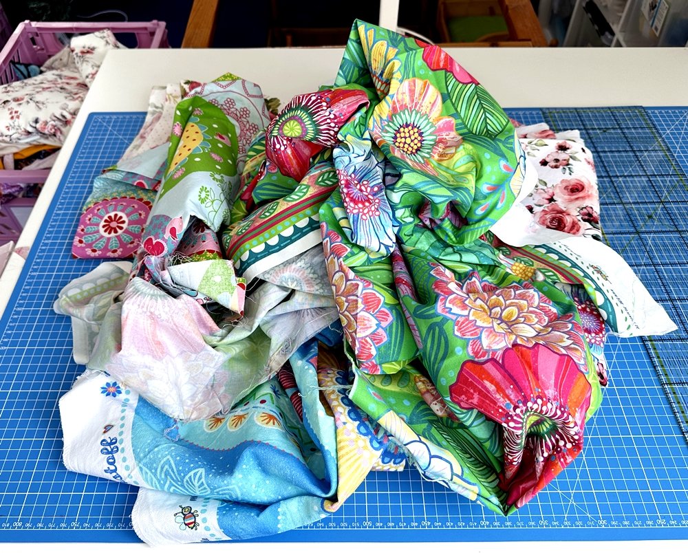 Blog-Inhaltsbild für 'Sommer-DIY: Perfekt sitzende Tischdecken mit Gummizug selbst nähen'