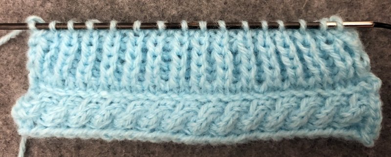 Blog-Inhaltsbild für 'Schal und Mütze für kleine Modepuppen - Kostenlose Strickanleitung'