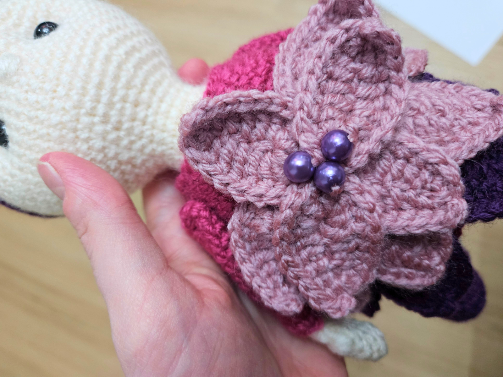 Blog content image for 'Free crochet pattern: Christmas Elf Poinsettia'