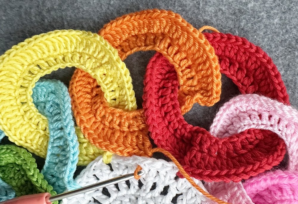 Blog-Inhaltsbild für 'Dekorativer Anhänger aus bunten Garnresten - Kostenlose Häkelanleitung'