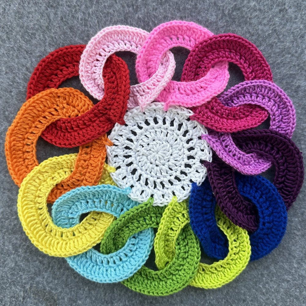 Blog-Inhaltsbild für 'Dekorativer Anhänger aus bunten Garnresten - Kostenlose Häkelanleitung'