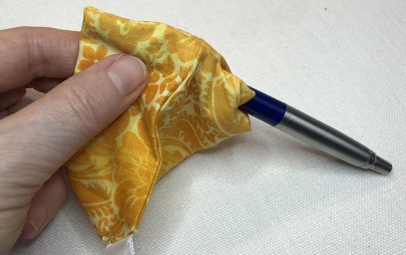 Blog-Inhaltsbild für 'Für Nähanfänger: Praktische Nähgewichte aus Stoffresten selber machen'